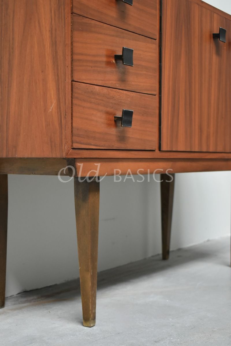 Detail van Vintage dressoir, bruin, materiaal hout